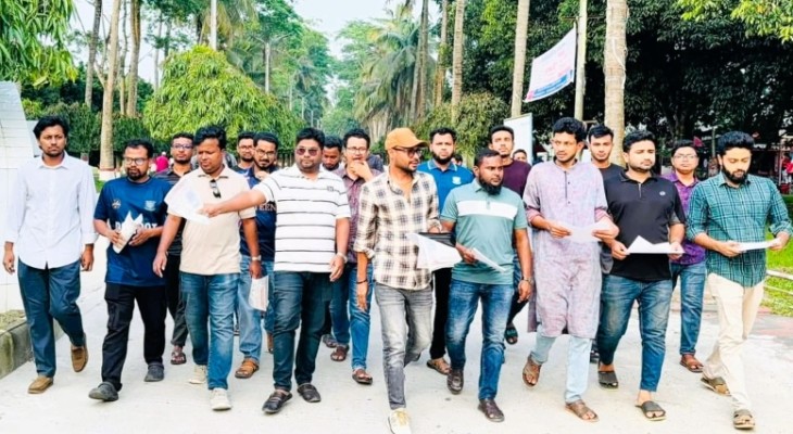 লিফলেট বিতরণ করে বাকৃবিতে ছাত্রদলের প্রচারণা